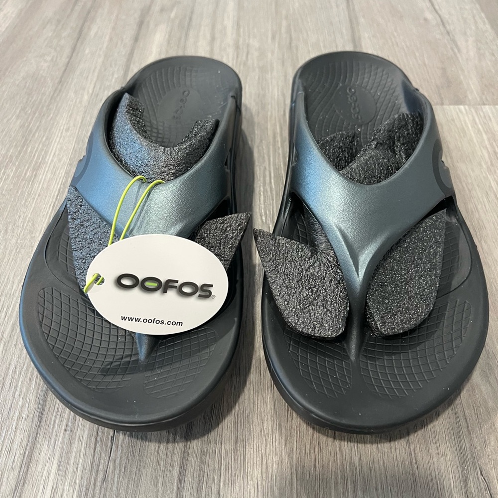 NWT OOFOS Flip Flops